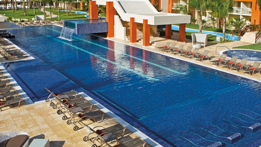 Freestyle Swim Up Pool & Entertainment Zone