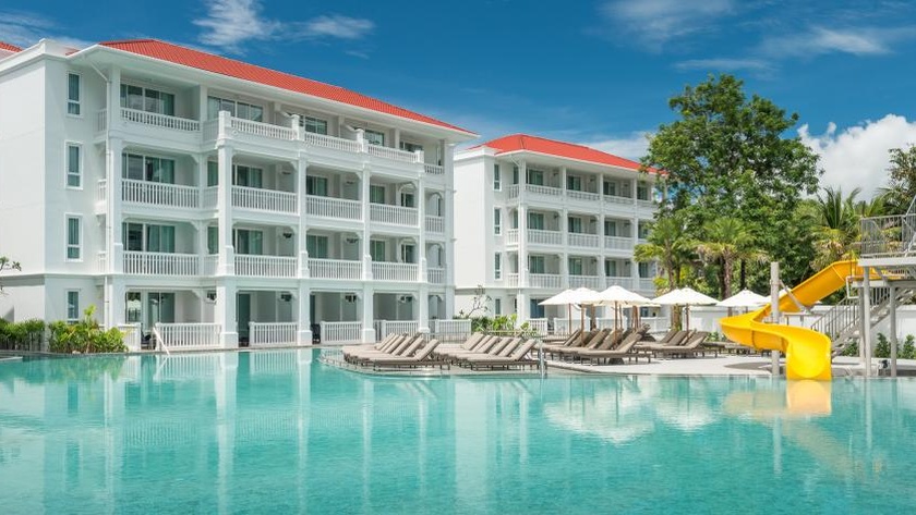Low Rise Buildings & Pool