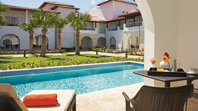 Outdoor Terrace for Preferred Club Swim-Up Room and Suite