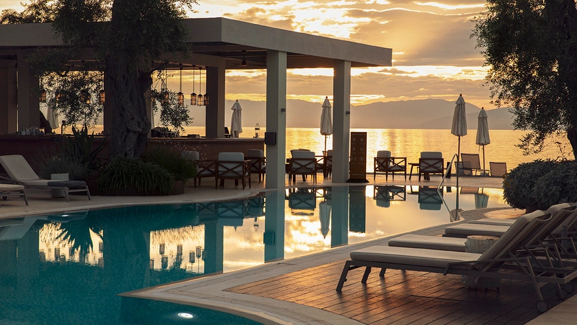 Verde Pool Bar