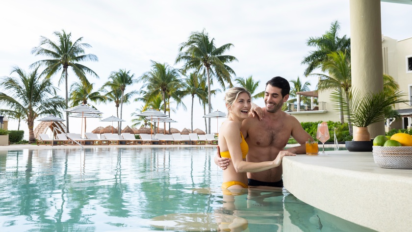 Olas Swim Up Bar