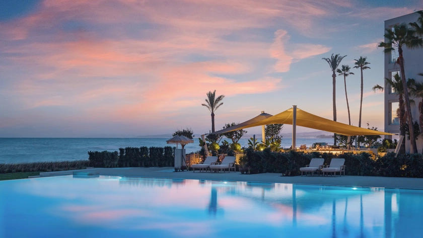 Deluxe Pool