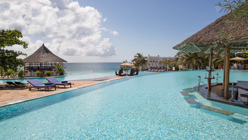 Upepo Swim Up Bar