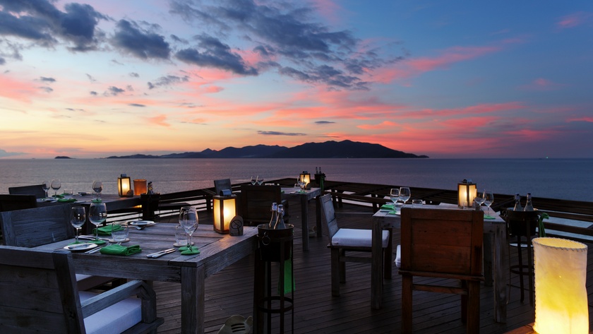 Dining on The Rocks 