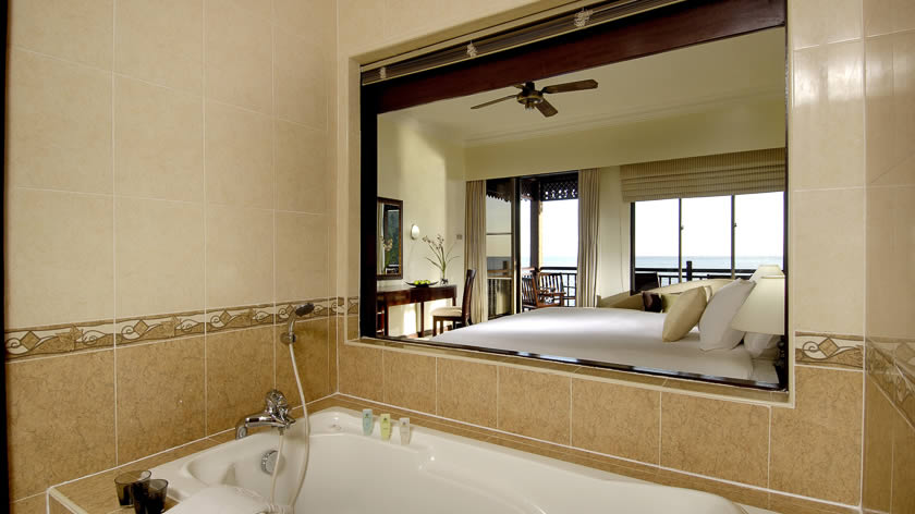 Premier Chalet on Water Bathroom