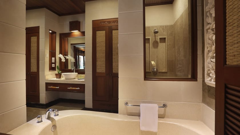Deluxe Bungalow Bathroom