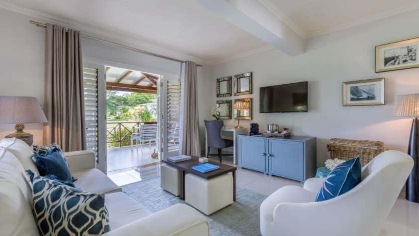 Pool Suite Living Room 