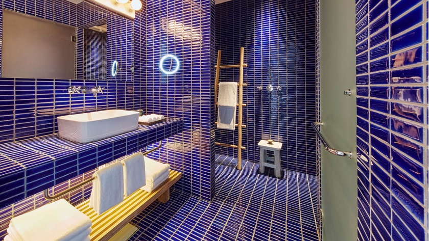 Bay Room Bathroom