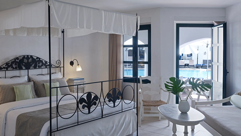 Deluxe Pool Front Room