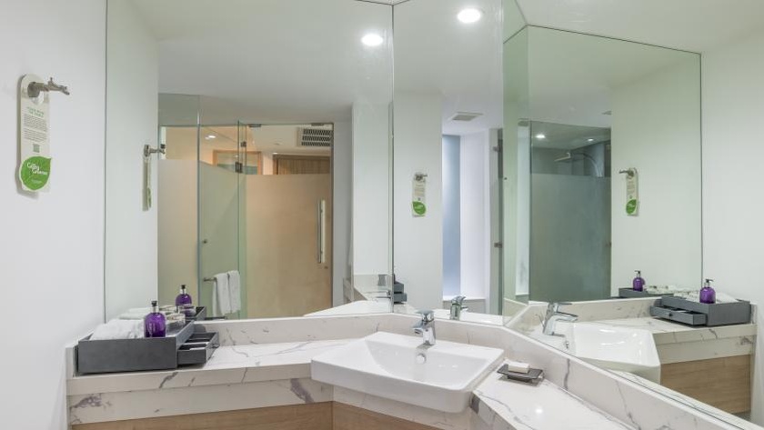 Deluxe Bathroom