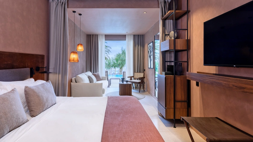 Sapphire Junior Suite with Swim Up Pool Bedroom