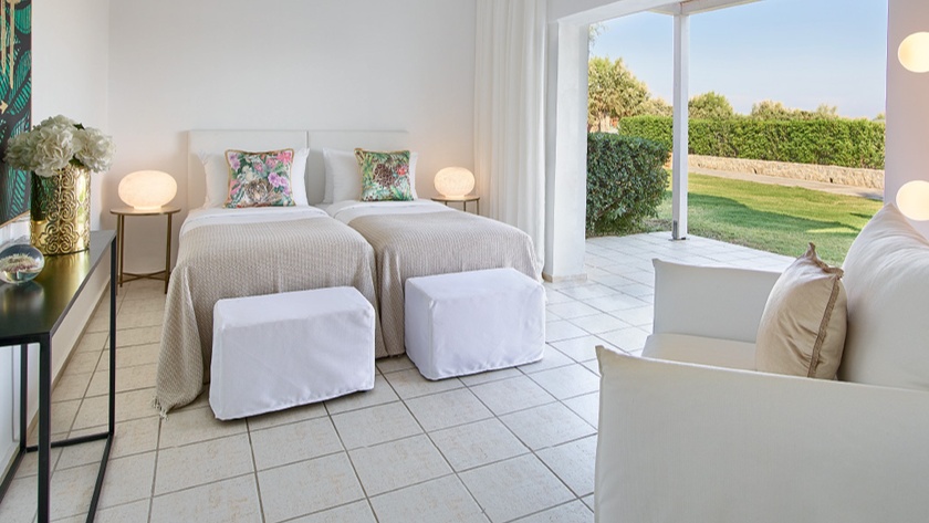 Lux Me Family Bungalow Poolside Second Room