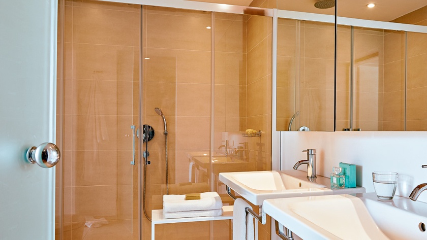 Premier Family Bathroom Side Sea View