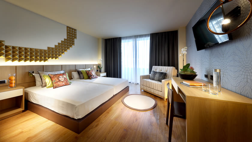 Deluxe Silver Room