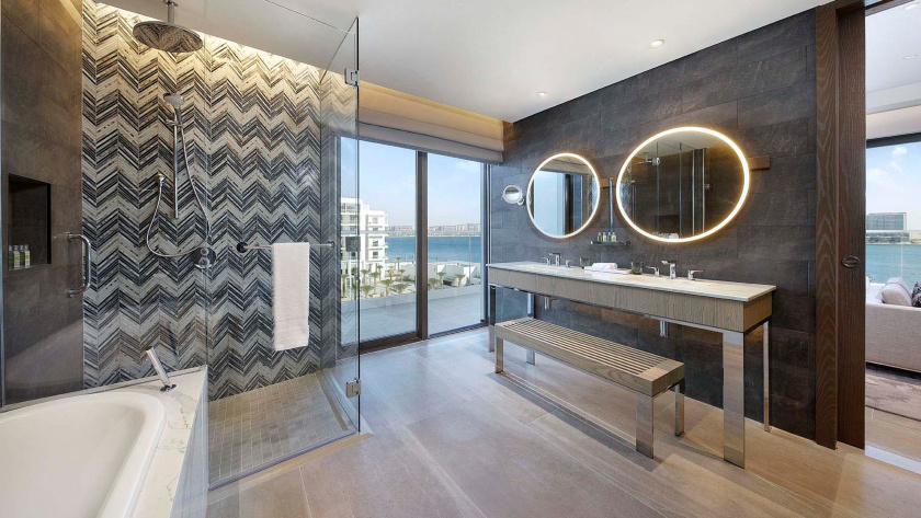 Deluxe One Bed Suite Bathroom