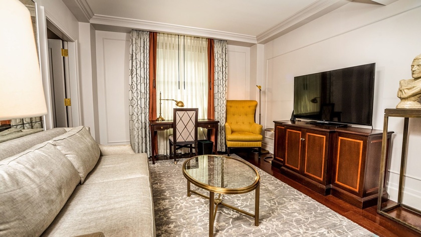 King 1 Bed Suite Lounge