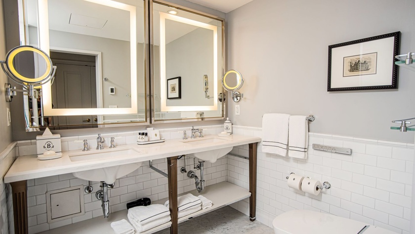 King 1 Bed Suite Bathroom