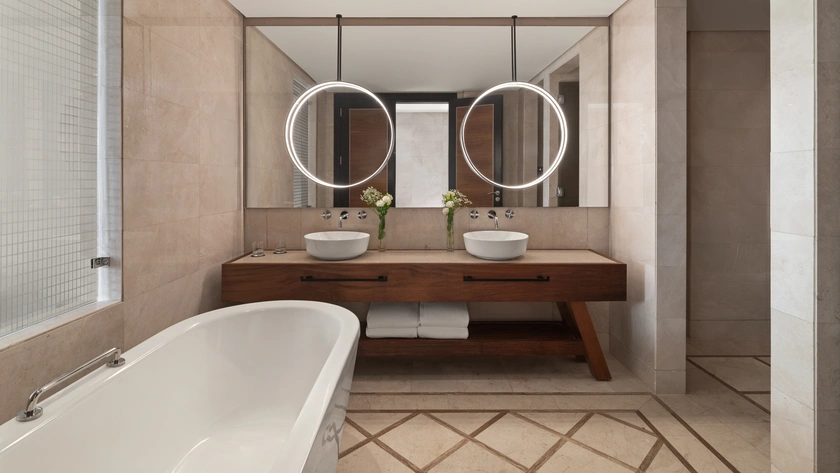 Deluxe Room Bathroom