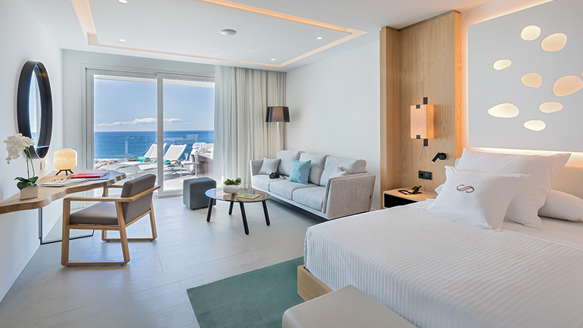 Junior Suite Ocean Front Hot Tub Room