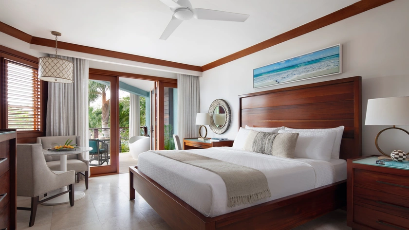 Longshore Beachfront Grande Luxe Club Level Room w/Balcony Tranquillity Soaking Tub Bedroom