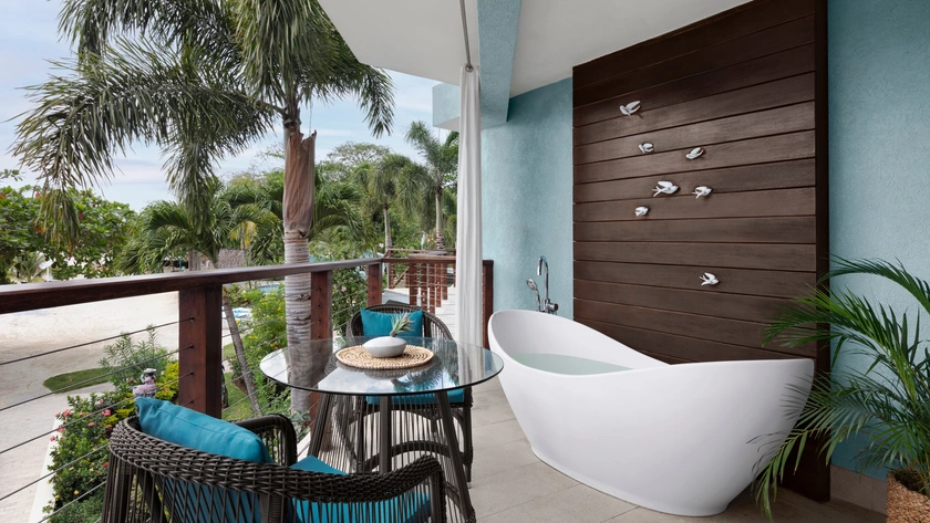 Longshore Beachfront Grande Luxe Club Level Room w/Balcony Tranquillity Soaking Tub Balcony