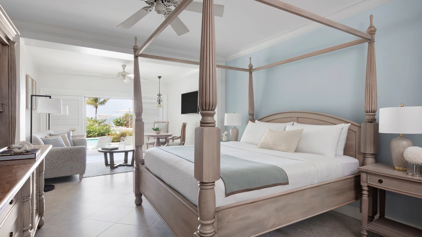 Sundowner Swim Up Beachfront Butler Suite
