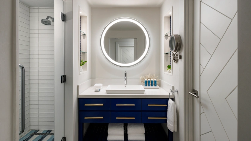 	Caribbean Poolside Grande Luxe with Balcony Tranquillity Soaking Tub Bathroom