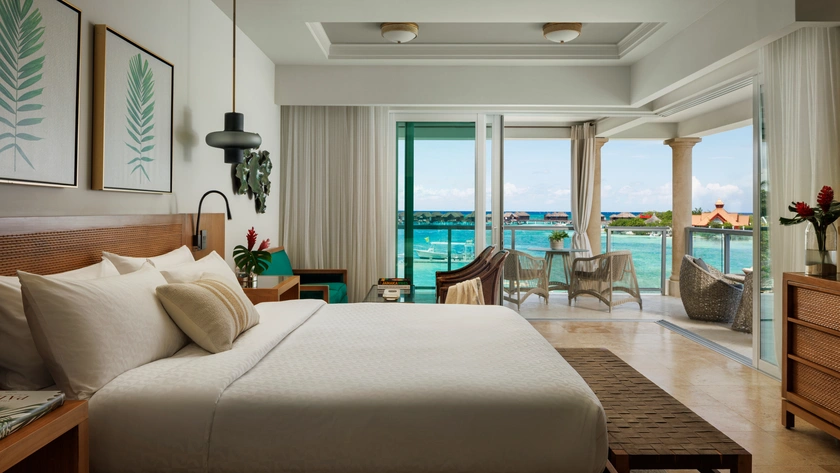 Royal Beachfront Butler Suite w/ Balcony Tranquillity Soaking Tub