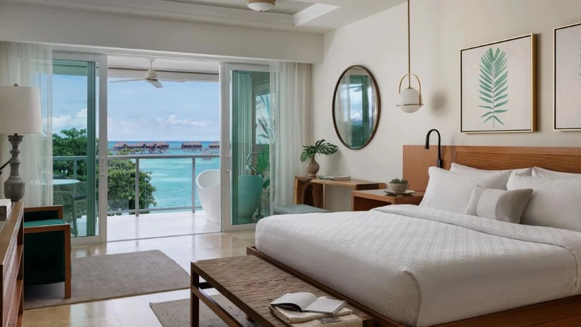 Royal Beachfront Club Suite w/ Balcony Tranquillity Soaking Tub