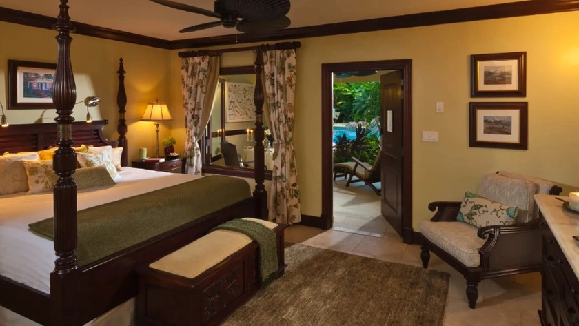 Walkout Swim-Up Crystal Lagoon Honeymoon Butler Suite