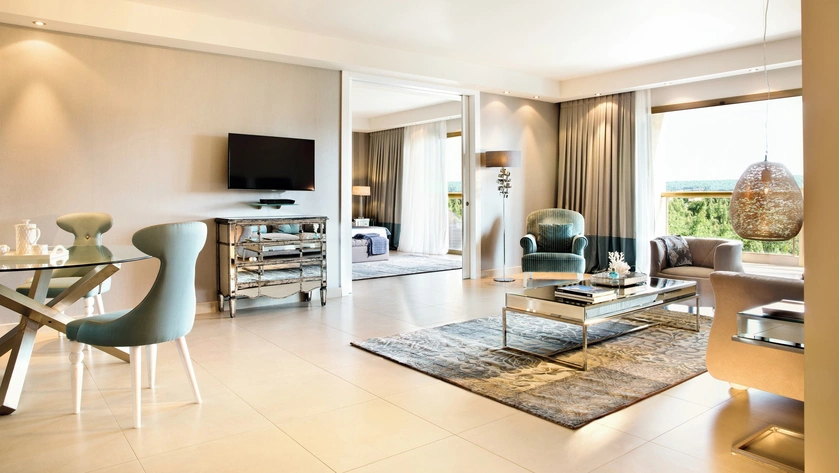 Deluxe One Bedroom Family Suite Sea View