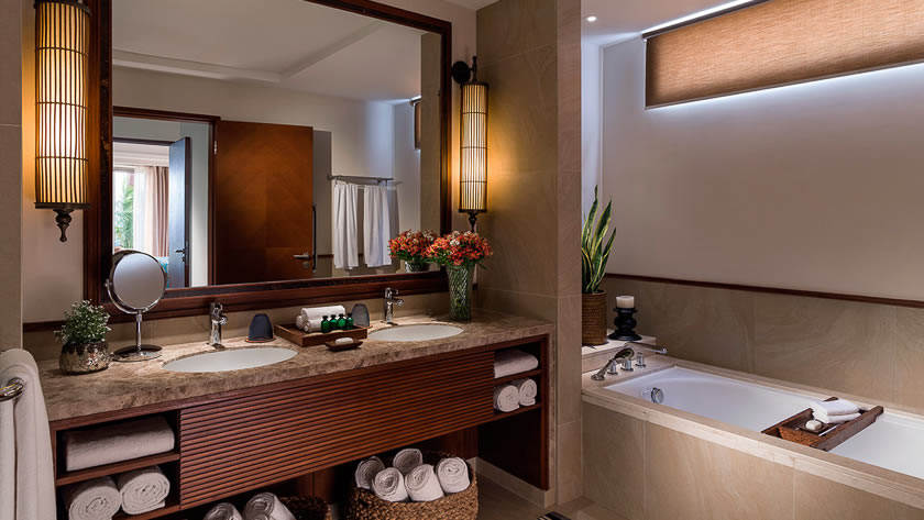 Premier Golf Suite Bathroom