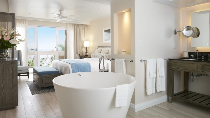 Grand Luxury Ocean Front Room Bathroom