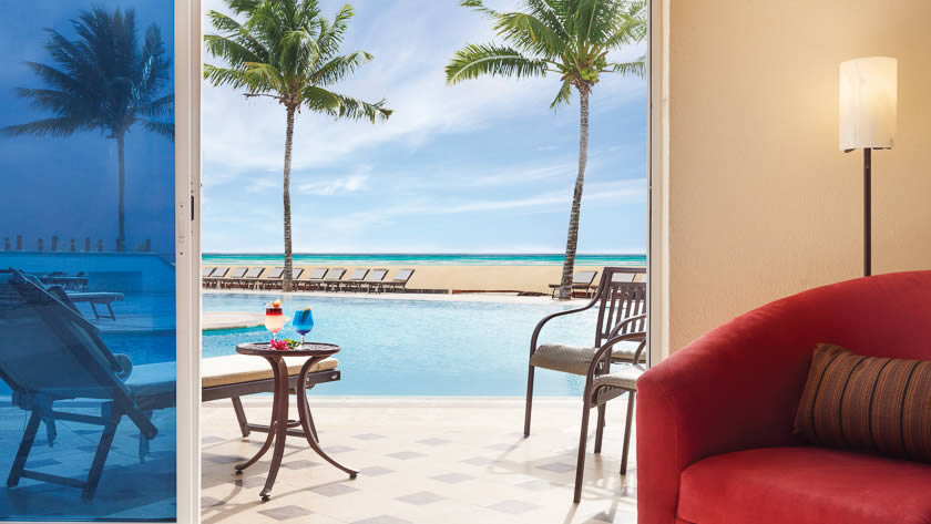 Royal Junior Suite Swim-Up Ocean View