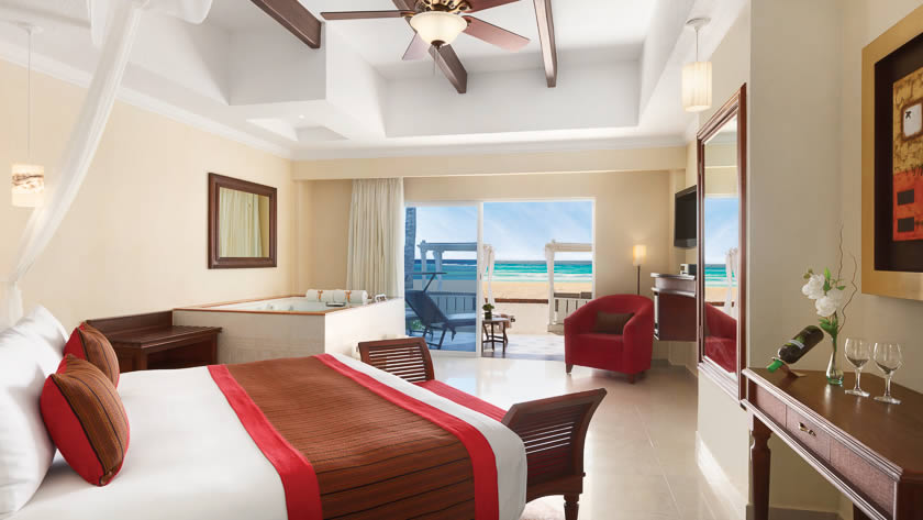 Royal Junior Suite Beachfront Walk Out Bedroom
